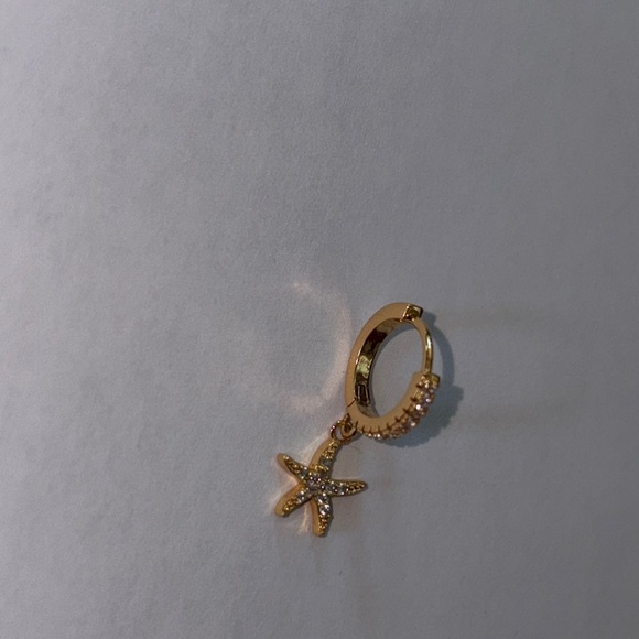 One gold tone starfish earring with pavè gemstone design (this is a single) - Picture 5 of 6